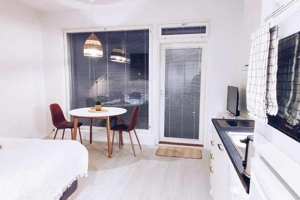 New Studio Cherry Near Helsinki Airport In Kivistoe Vantaa Kültér fotó