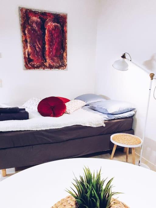 New Studio Cherry Near Helsinki Airport In Kivistoe Vantaa Kültér fotó